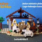Legoista tehty rakennelma, joka esittää Jeesus-vauvaa, Mariaa, Joosefia ja eläimiä.